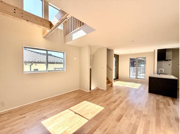 勾配天井で開放的なリビングルーム