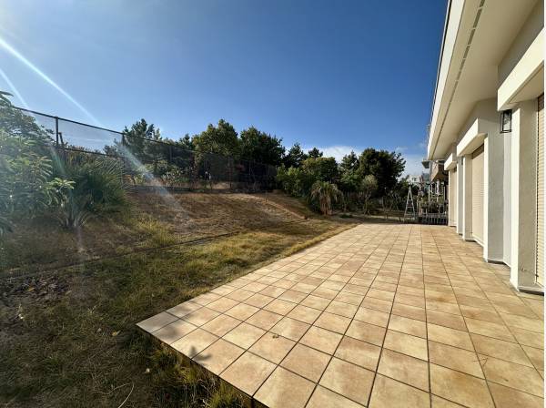 1階テラスはご覧の広さです/BBQ等使い方は様々です