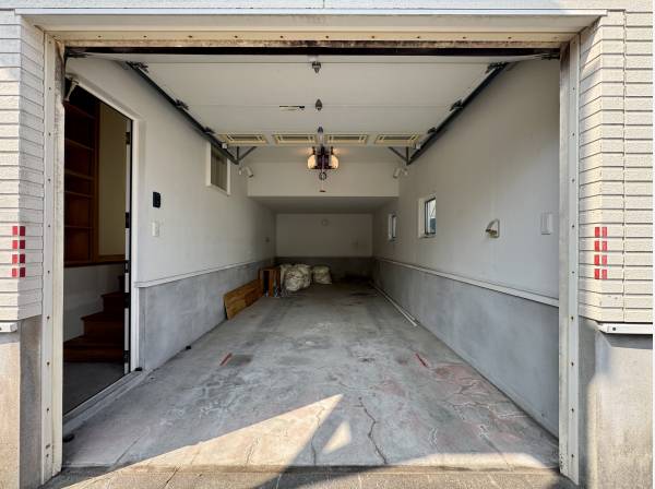 大切な愛車と趣味を満たすビルトインガレージ。