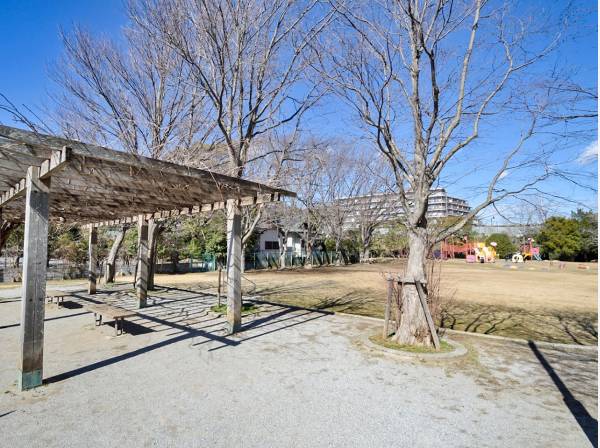 御殿辺公園まで徒歩4分（約300m）