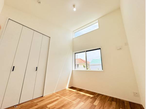 勾配天井で開放感のある洋室。3LDKの間取りで各部屋に収納を備えます