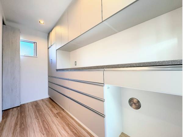 キッチン奥には大容量のパントリーも