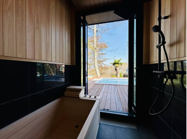 温泉に浸かりながら癒される時間