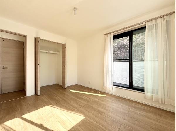 陽当たり良好な洋室部分