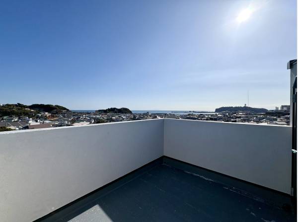 お庭がわりになるルーフバルコニーもございます。