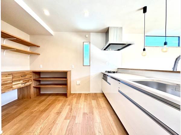 対面式システムキッチンの背面には造作のカップボードがございます。