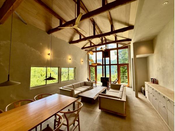 勾配天井で開放的なリビングルーム