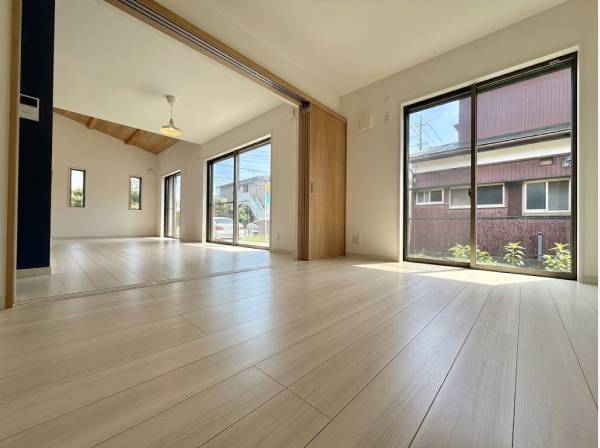 : 引き戸を開ければさらに広々！家族がつながる開放的な空間