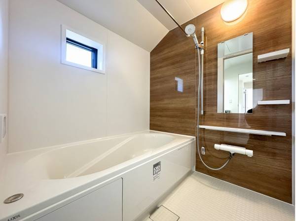 ウッド調のクロスがぬくもりを与えるバスルーム