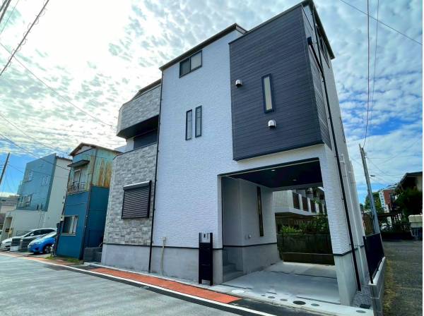 スタイリッシュな外装、ガレージスペースも完備！