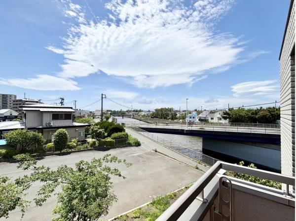 バルコニーからは気持ちの良い景色をお楽しみいただけます。