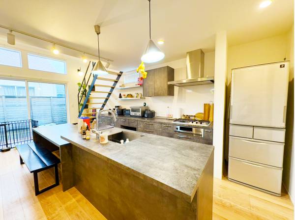 キッチン横にはウッドデッキ