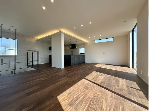 約24.7帖のLDK/無垢の床材をあしらい、上質な空間を演出