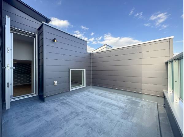 空を近くに感じるゆとりあるルーフバルコニー