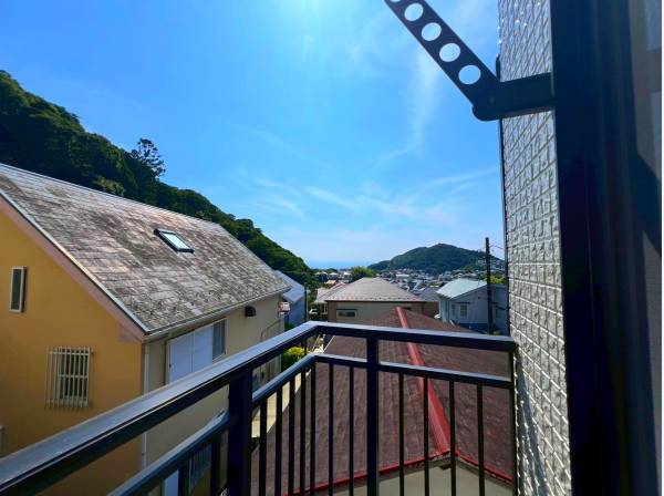 2Fバルコニーからも海を望みます