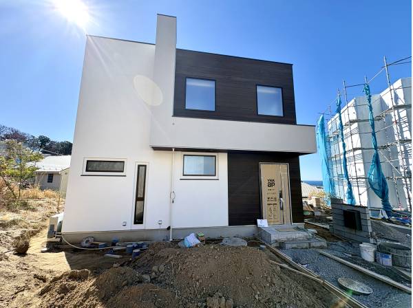 高台に佇む落ち着いた佇まいの外観です