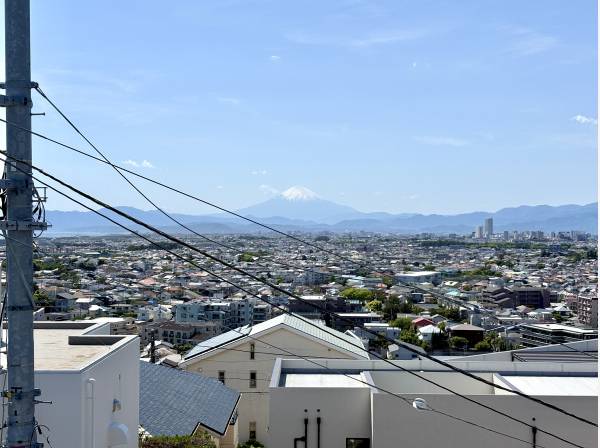 屋上から広がるパノラマビュー
遠く富士山まで見渡せるロケーション