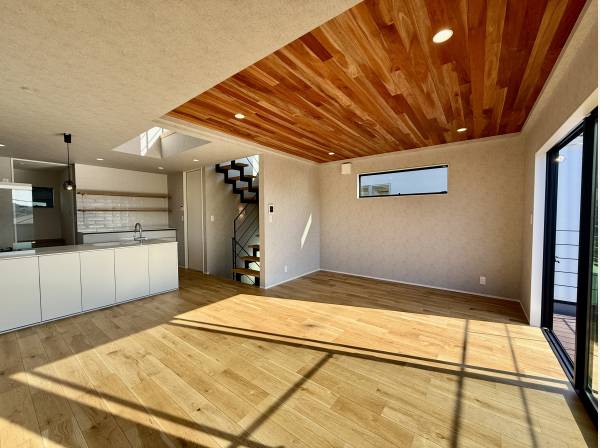 木の温もりを感じるリビングルーム