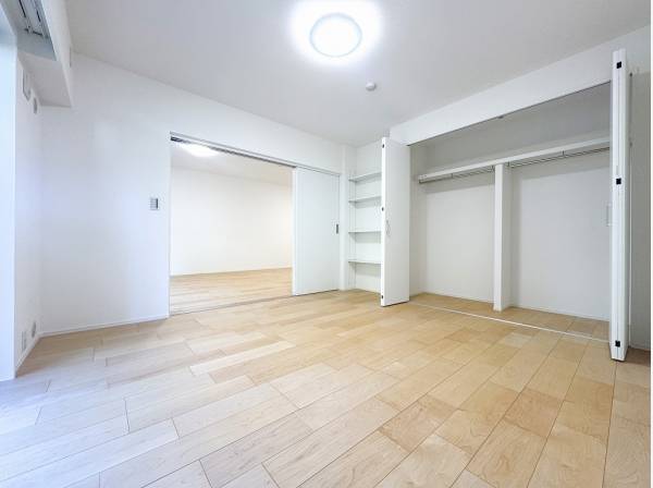 収納力のあるシンプル居室は家具の配置がしやすそう