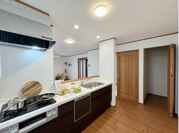 キッチンの隣に便利な収納があります。