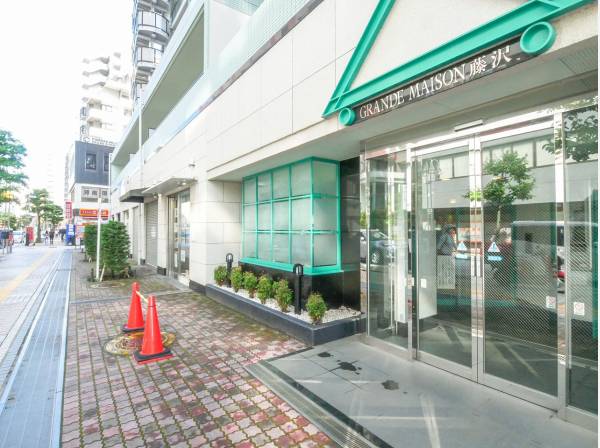 グリーンのアクセントカラーが印象的なエントランス