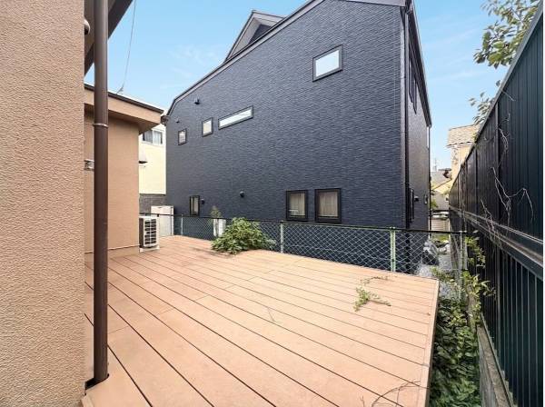 テーブルや椅子も置ける広々ウッドデッキ！日光浴やBBQも楽しめます。