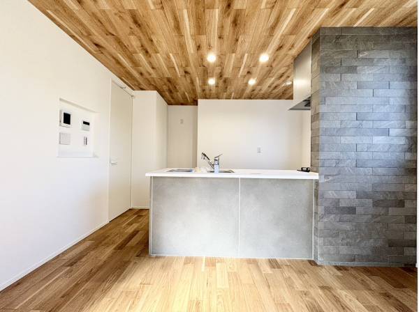 重厚感あるキッチンスペース