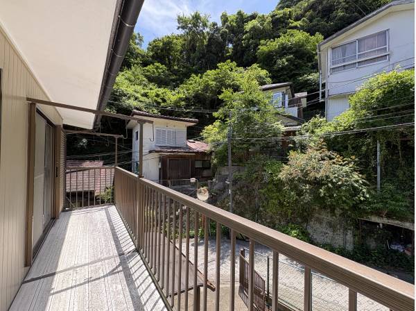 燦々と陽が当たるバルコニー。バルコニーからも気持ちの良い緑を望みます