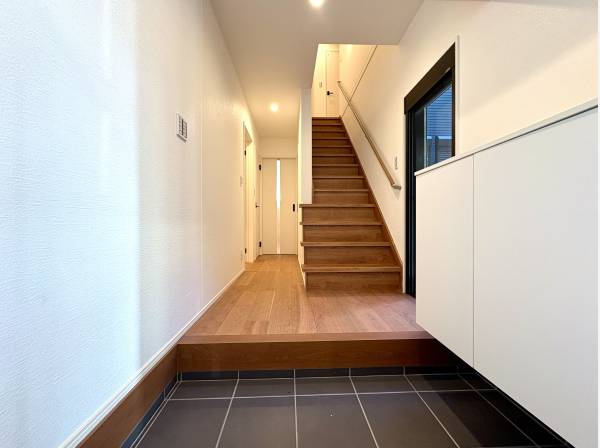 シンプルで明るい玄関が帰宅時に心地よさを感じさせます