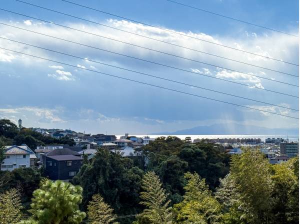 《view》江の島のシンボル「シーキャンドル」を望む
