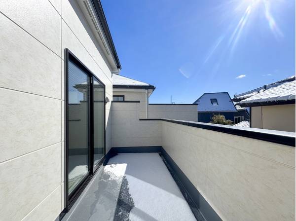 南西に広く面したワイドバルコニーには燦燦と陽光が射し込みます