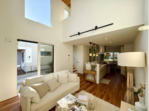 約18帖のアイランドキッチンを備わるLDKスペース