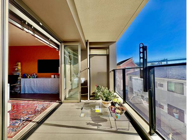 LDKからフラットにつながるバルコニースペース