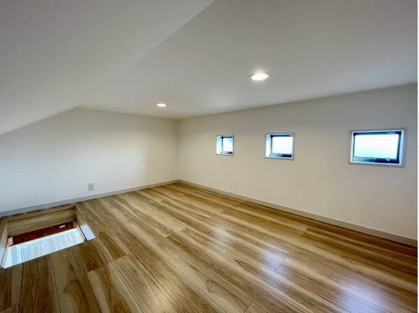 屋根裏収納には小窓が備わり換気もしっかりとできます