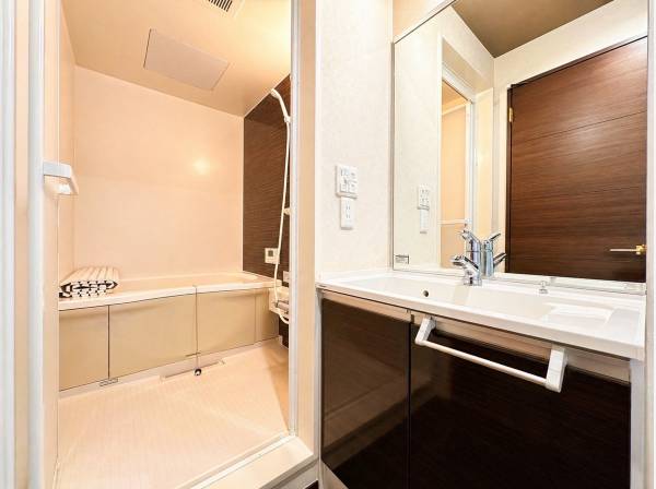 一日の疲れをゆっくり癒す、清潔感と機能性を兼ね備えた空間。