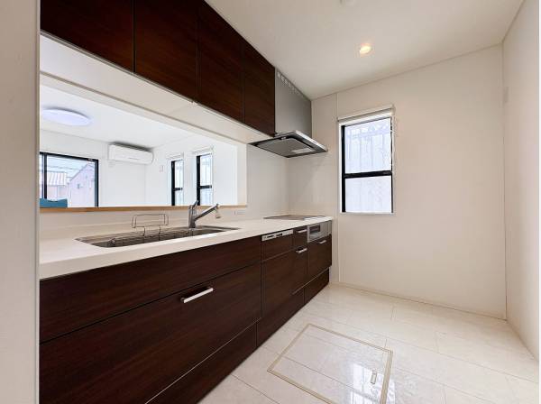 とても綺麗に使われている対面式キッチン