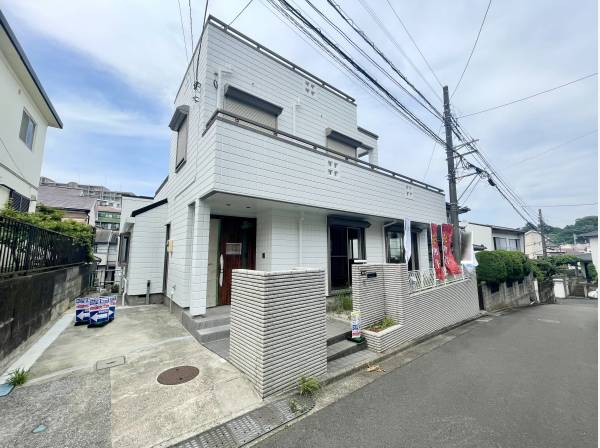 白基調のモダンな外観