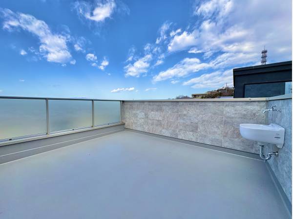 ルーフバルコニーには水栓も完備しております。