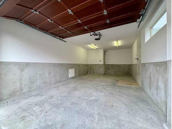 電動シャッター付きの大型ガレージ