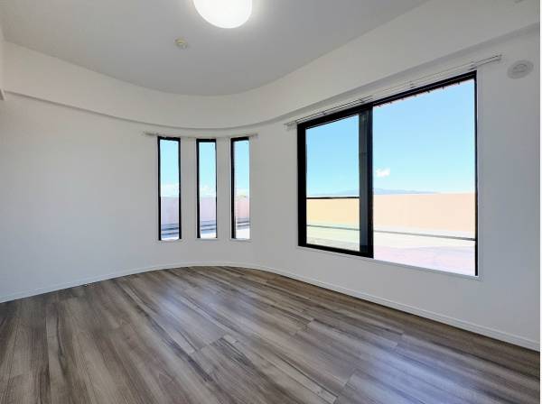 テラスとつながる洋室