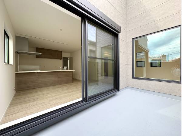 リビングからもバルコニーへ繋がります。