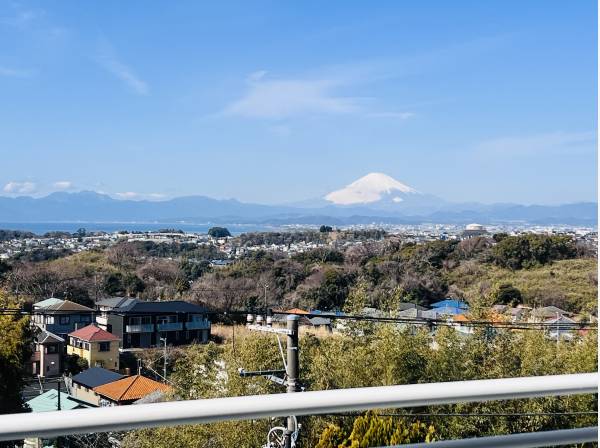 バルコニーからは富士山を望む。