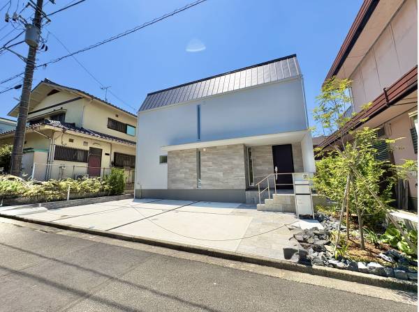 閑静な住宅地に馴染む落ち着いた色合いの外観