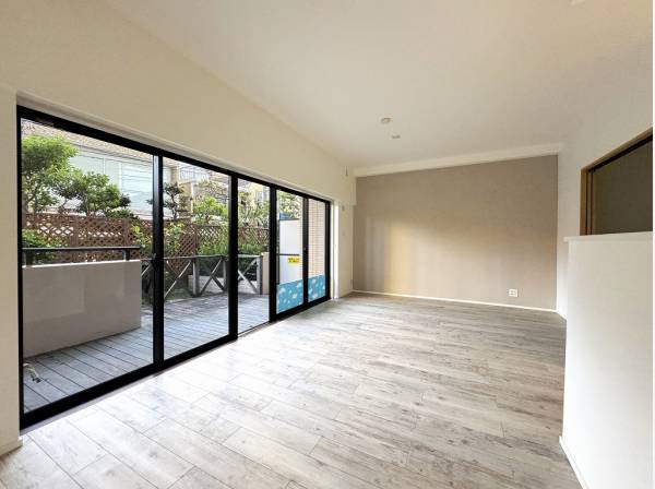 窓が大きく開放感のあるリビング