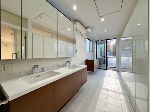 パウダールームもゆとりの空間