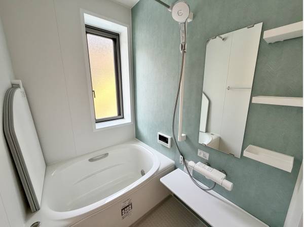 2階バスルーム、小さめで深さのあるバスタブ