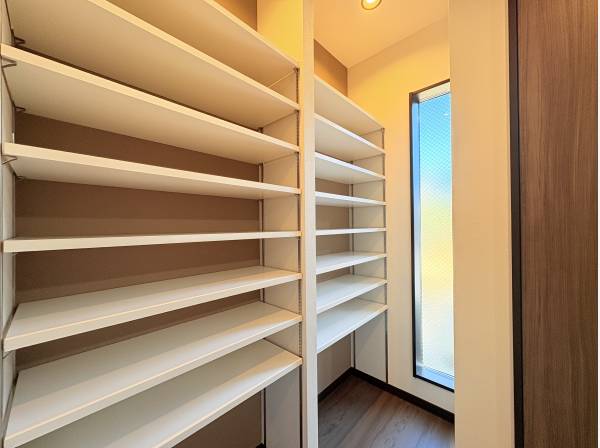 キッチン横には大容量のパントリー