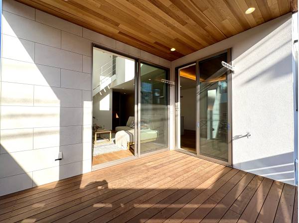 プライバシーの守られたウッドデッキはBBQも楽しめそうです。