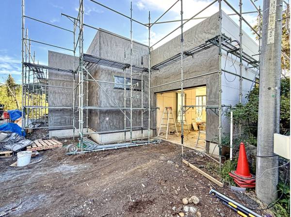 平屋スタイルガレージハウス。駐車スペースも沢山ございます。