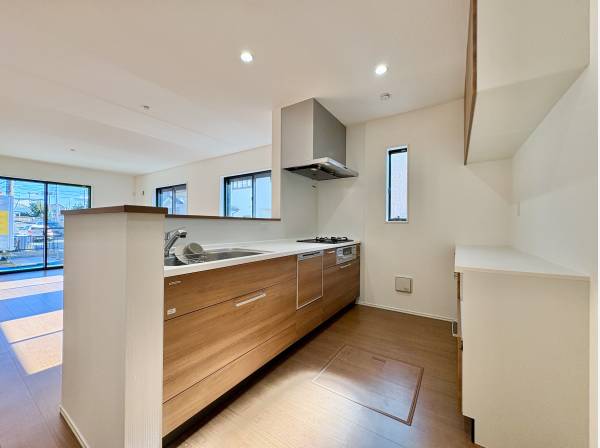 キッチンは対面式なのでリビング側を見渡すことが出来ます。